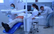 Dentistes solidaris de Girona, amb el suport de Dipsalut, ofereix tractaments odontològics a persones en situació de pobresa