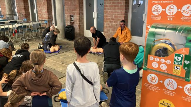 Tallers per aprendre l'ús dels desfibril·ladors de la xarxa Girona, territori cardioprotegit al parc infantil de setmana santa de Girona, La Mona