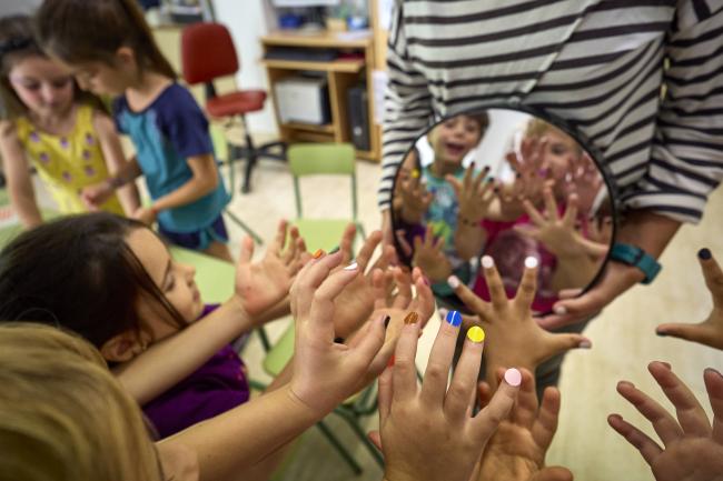 Alumnes d'infantil de l'escola de la Vall d'Osor fent una activitat del Sigues Tu de Dipsalut