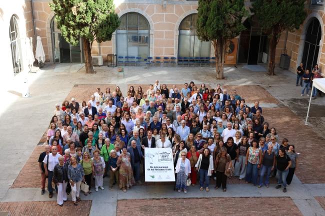 Foto de grup a la jornada sobre edatisme per a commemorar el Dia Internacional de les persones grans