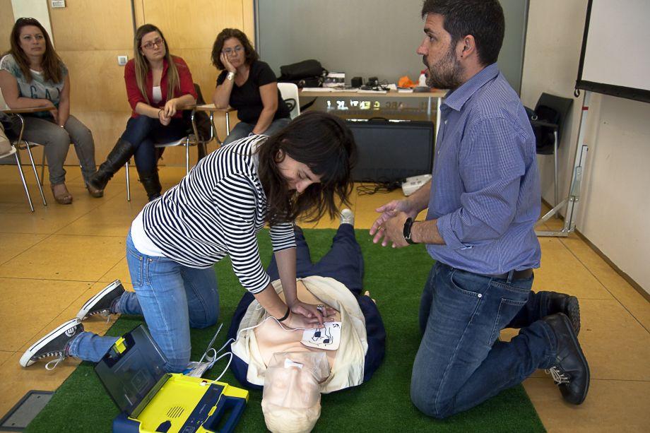 Cursos gratuïts per aprendre a utilitzar els desfibril·ladors