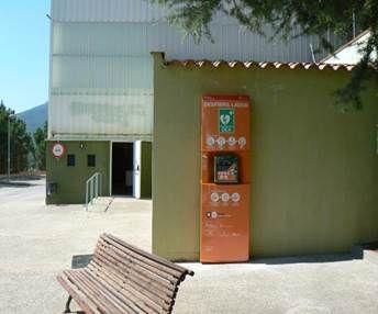 Imatge del DEA ubicat a l'exterior del pavelló de la Cellera de Ter