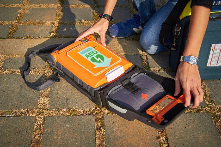 Un dels desfibril·ladors externs automàtics cedits per Dipsalut als cossos d'emergències de la demarcació