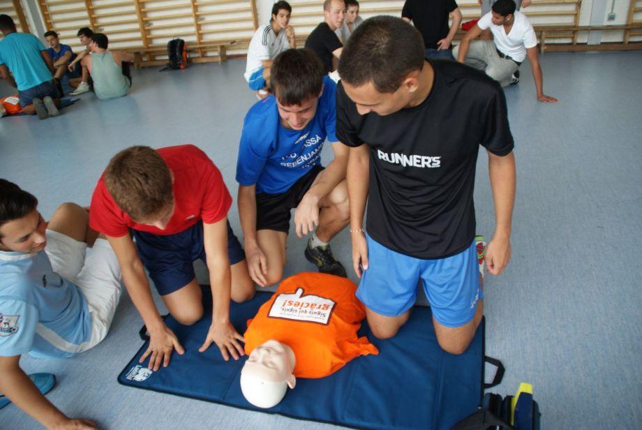 Entrenadors i àrbitres de Futbol7 han après com actuar en cas d'aturada cardíaca