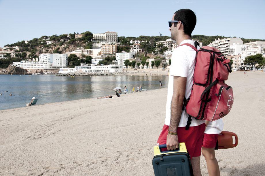 Socorristes amb un dels desfibril·ladors cedits per Dipsalut