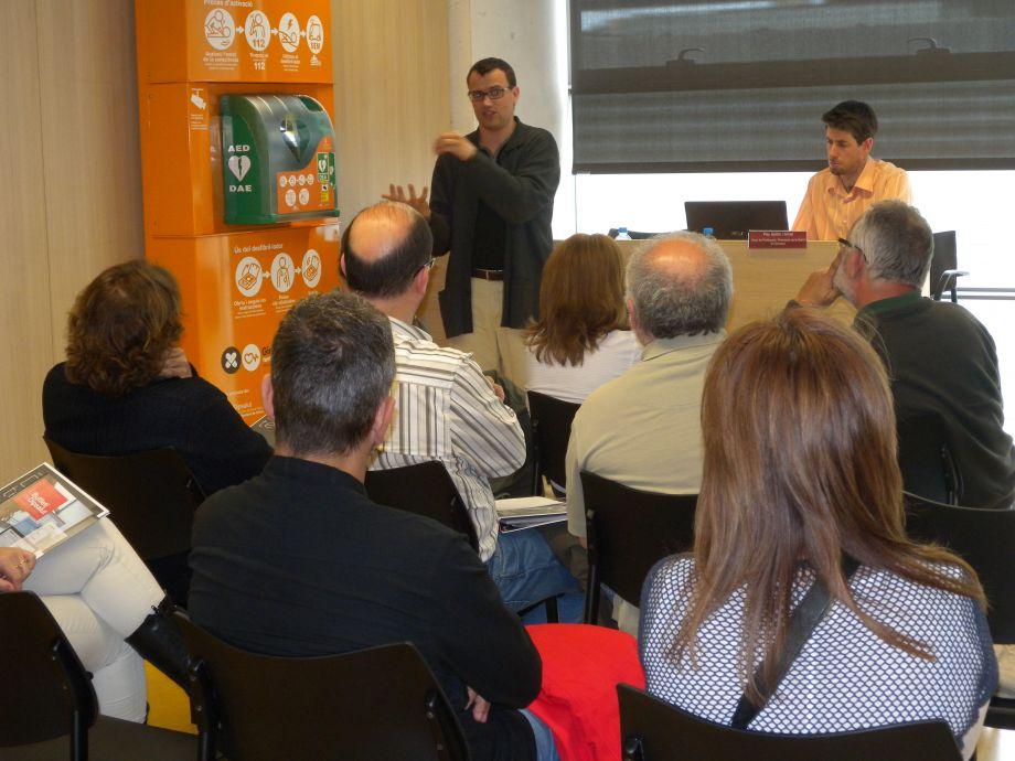 Reunió per treballar en la formació per usar els desfibril·ladors