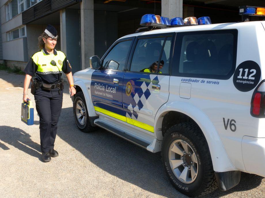 Dipsalut lliura els desfibril·ladors mòbils als municipis gironins