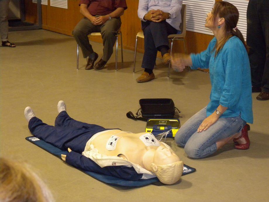 Demostració de com usar un DEA a Cornellà del Terri
