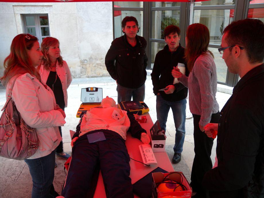 Dipsalut ensenya a utilitzar els desfibril·ladors als treballadors de la Diputació 