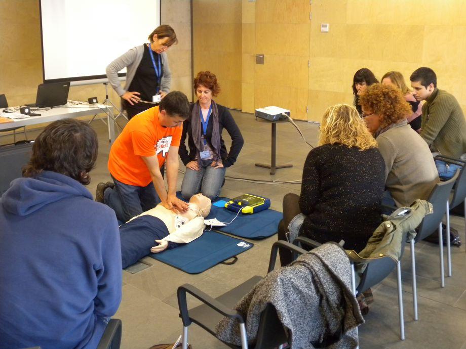Els treballadors del Parc Científic aprenen a utilitzar els desfibril·ladors