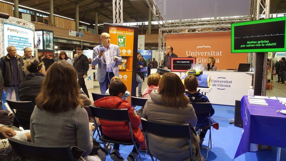 El doctor Brugada ensenyant a utilitzar un desfibril·lador a la Fira de Mostres