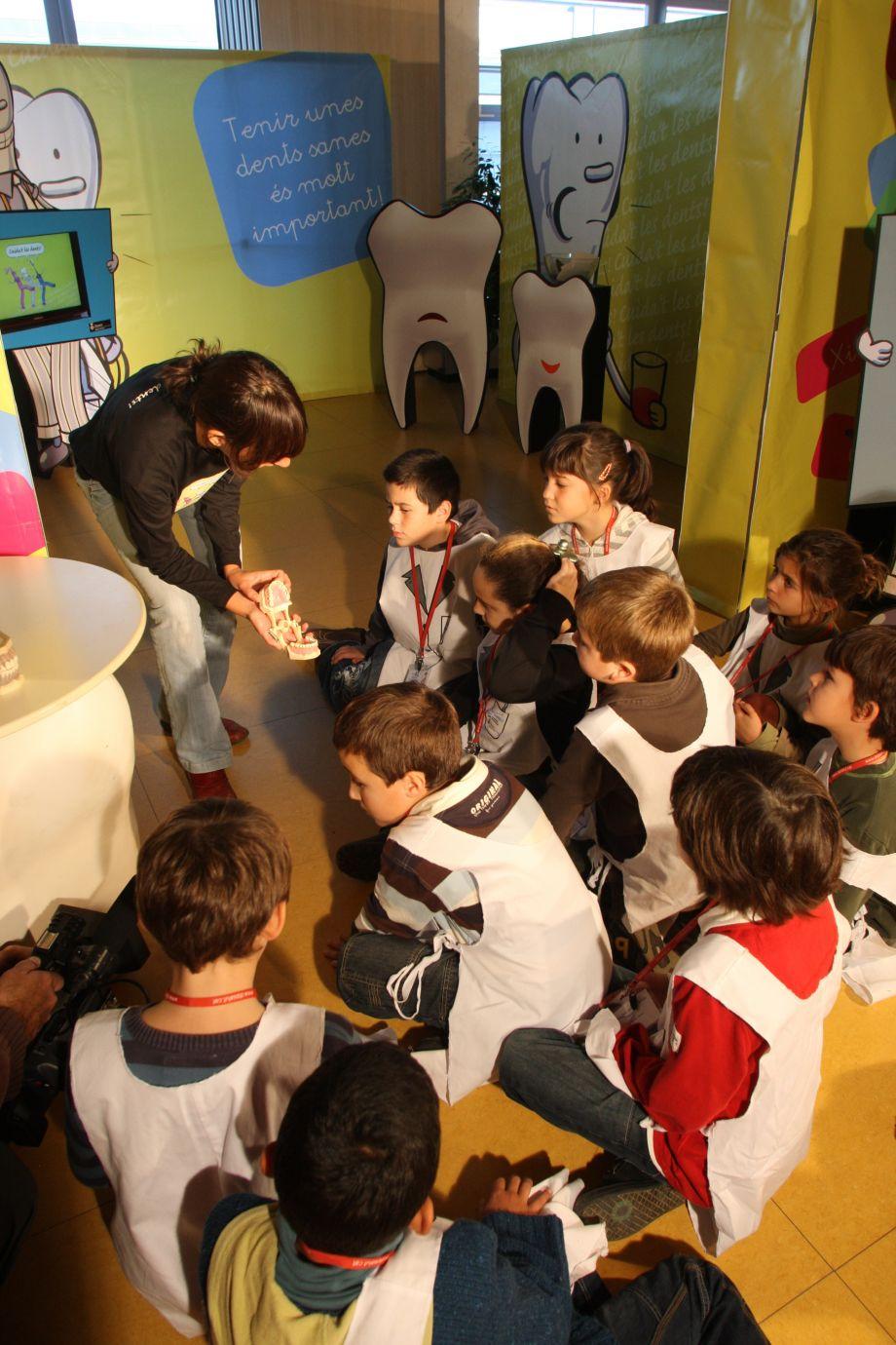 Més de 1.700 escolars aprendran hàbits d’higiene bucodental a l’exposició "Cuida't les dents" 