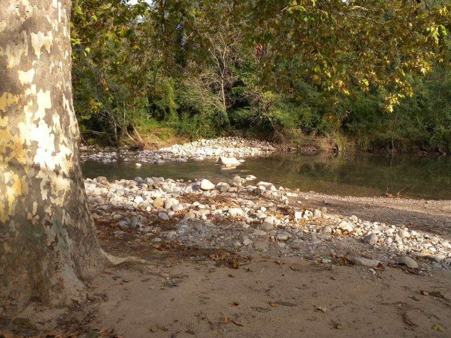 zona del riu Muga, al seu pas per Sant Llorenç de la Muga, on a l'estiu es van produir casos de dermatitis