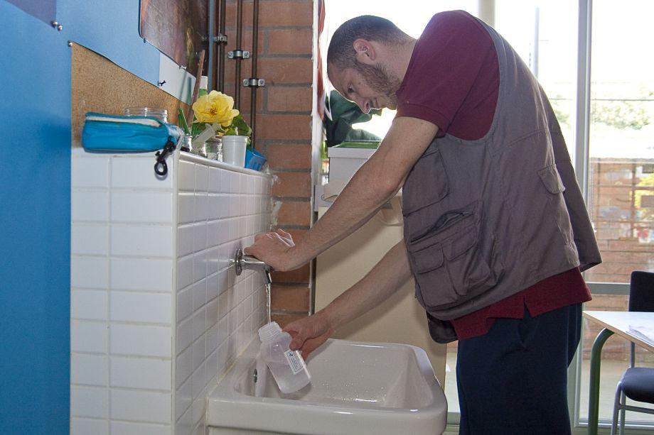 Un tècnic recull mostres d'aigua