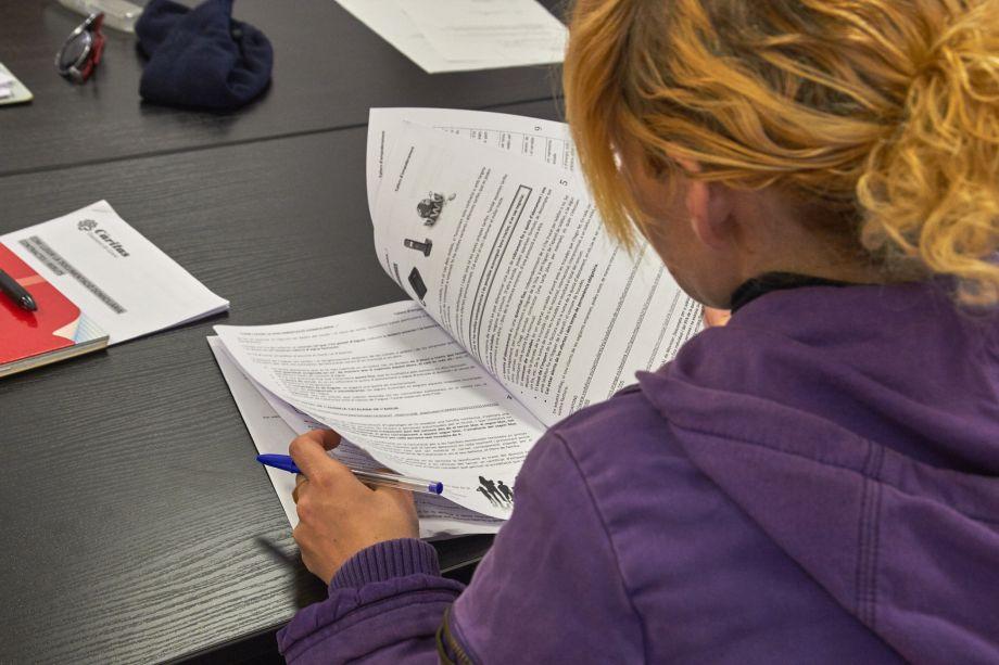 Una alumna aprenent a llegir factures a Riells i Viabrea / Foto: Mònica Sala