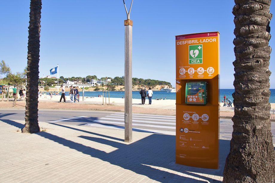 Desfibril·lador extern instal·lat a Sant Feliu de Guíxols