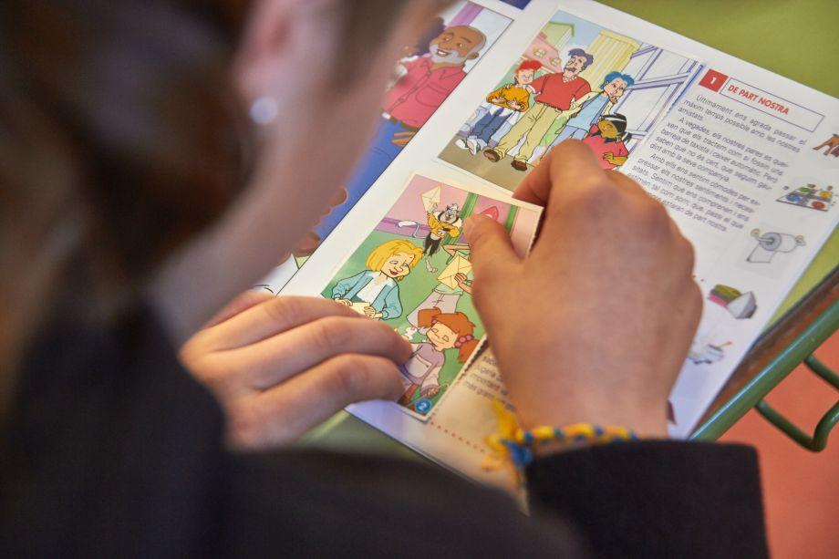 Una alumna de l’escola de Sant Gregori treballa les habilitats per a la vida gràcies al programa “Sigues tu: eines i actius per a la salut”. 