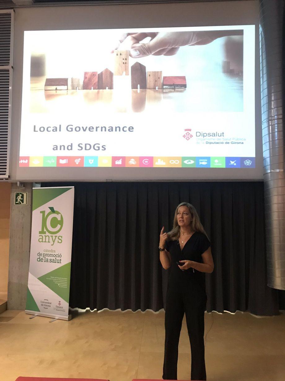 La gerent de Dipsalut parlant de governança local i Objectius de Desenvolupament Sostenible en el Simposi.