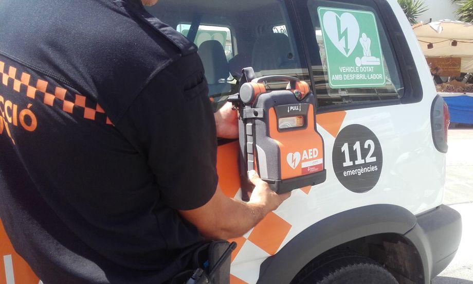 Un dels desfibril·ladors que els cossos de primera resposta de Lloret de Mar porten dins els vehicles