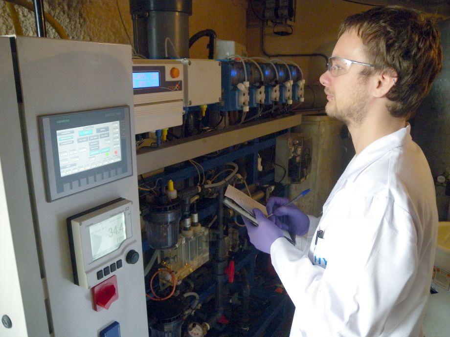Un tècnic revisa el mòdul d'electrodesnitrificació