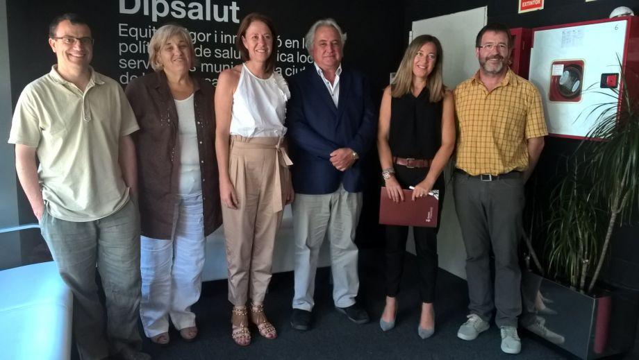 Marta Madrenas i Eva Palau acompanyades del president, la gerent i els caps de Protecció i de Promoció de la Salut de Dipsalut