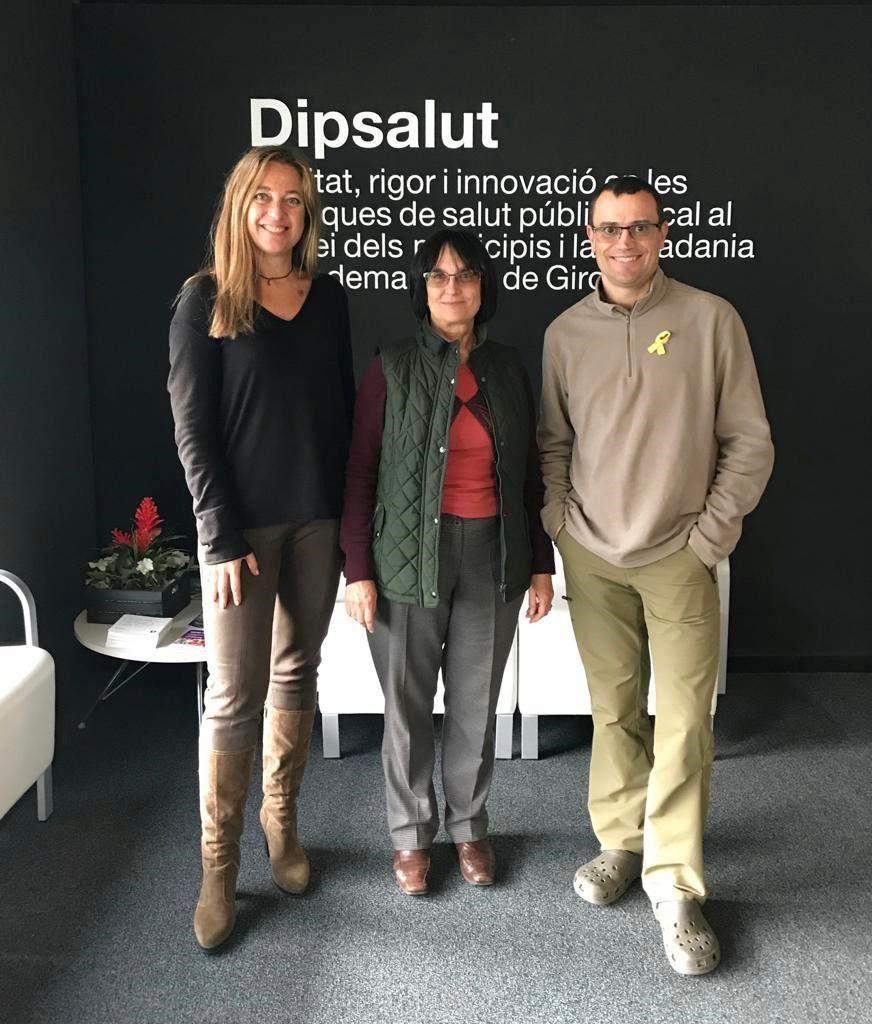La catedràtica Raquel-Amaya Martínez González, a la seu de Dipsalut acompanyada de la gerent i el cap de Promoció de la Salut