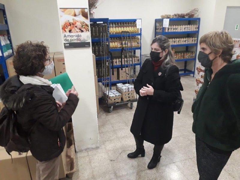La presidenta de Dipsalut i la diputada d'Acció Social, al Centre de Distribució d'Aliments de Girona aquest 14 de desembre. Autoria: Dipsalut