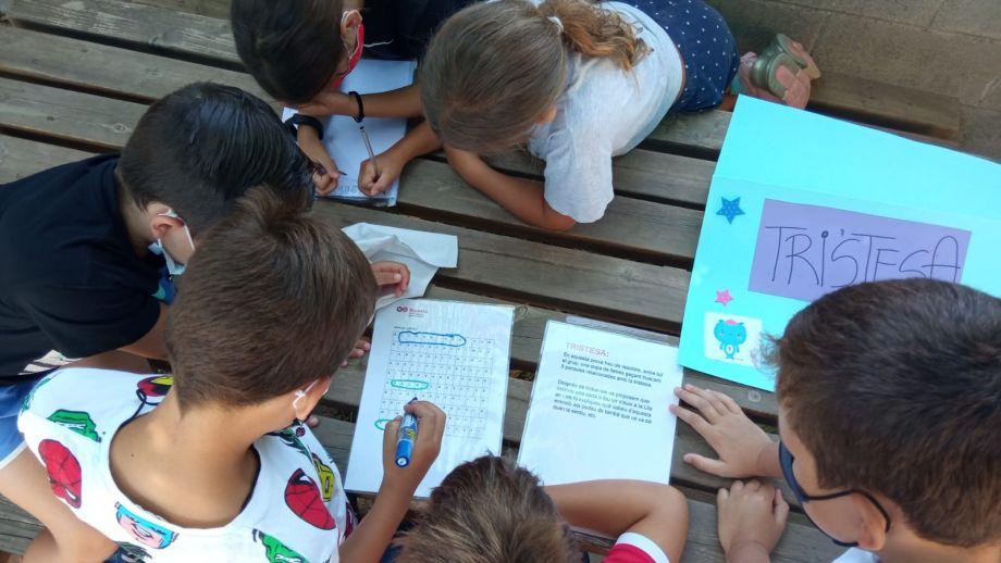 Participants d'un dels casals d'estiu municipals duent a terme una de les activitats incloses a la proposta pedagògica del "Sigues tu"