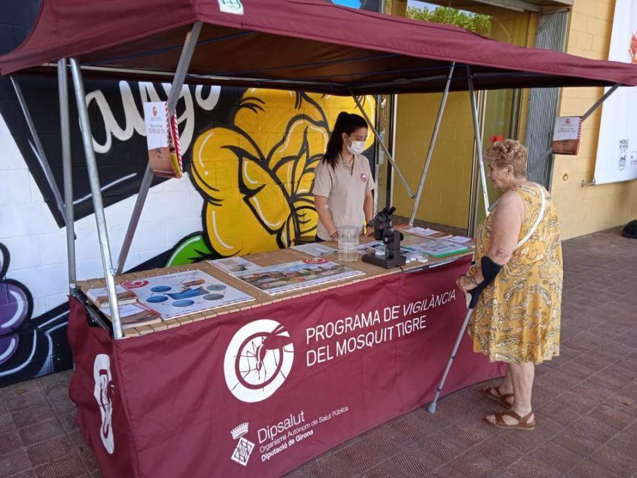 Un dels estands informatius per a la prevenció del mosquit tigre. Juliol 2021