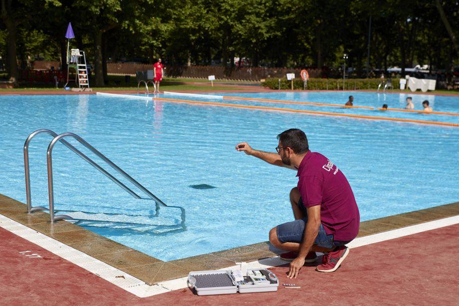 Imatge de les actuacions d'avaluació de la salubritat de les piscines. Girona, juny 2021