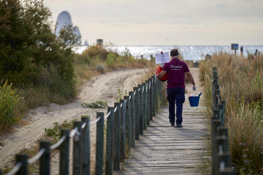Imatge de les actuacions del programa per a la salubritat de les platges. L'Estartit, juliol 2021