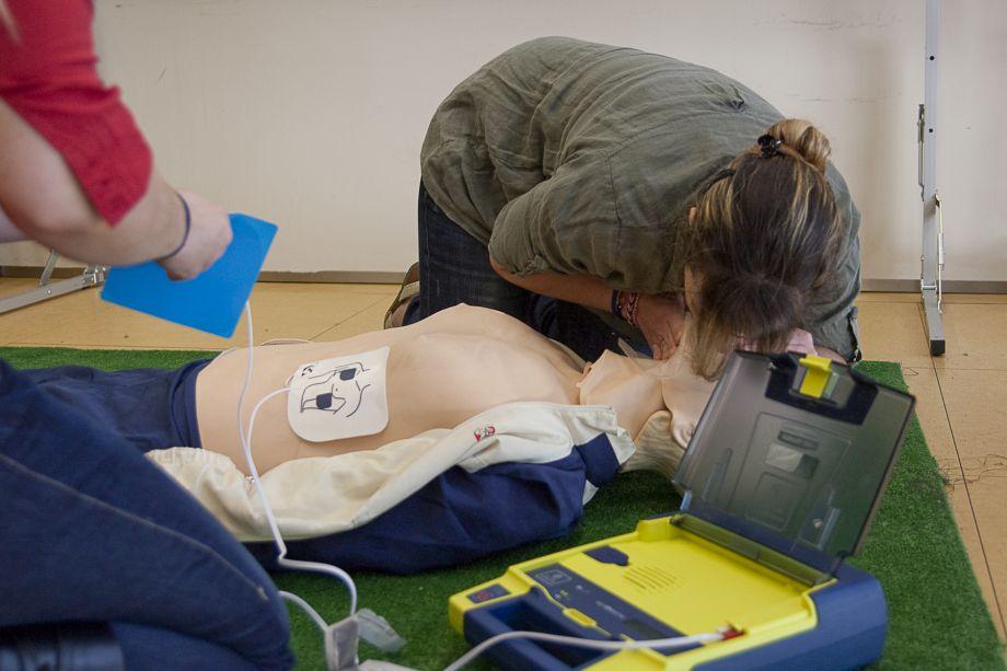 Imatge d'arxiu d'un dels cursos de suport vital bàsic celebrat a Girona
