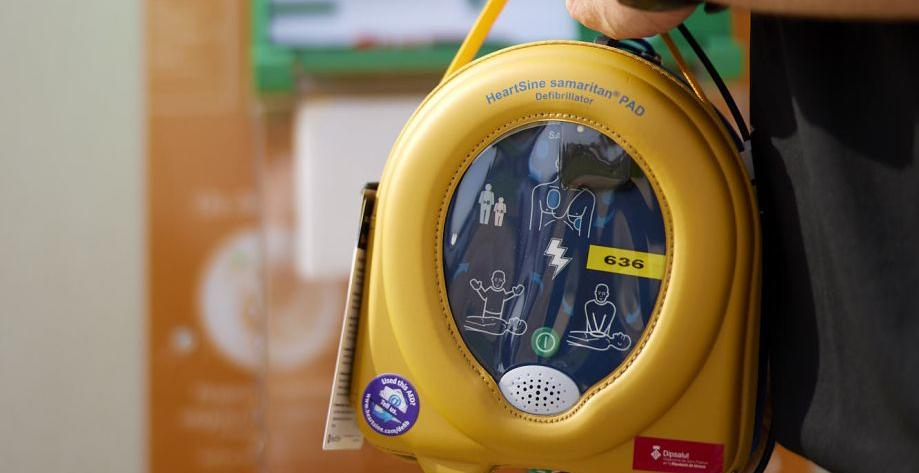 Imatge d'un dels desfibril·ladors implantats per Dipsalut (II). Autoria: E. Kelele/Dipsalut