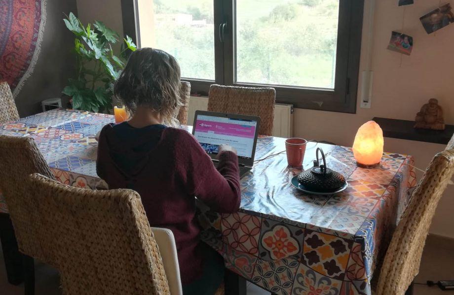 Una de les formadores conduint la primera sessió. Autoria: Estefania Pérez/Dipsalut