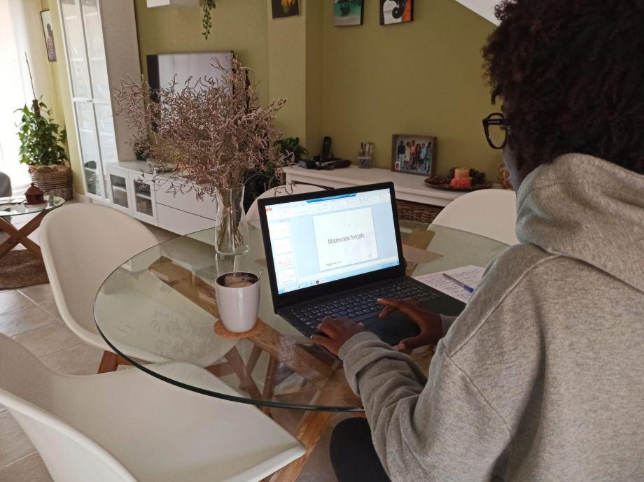 Imatge d'una de les docents del curs per a la prevenció de matrimonis forçats