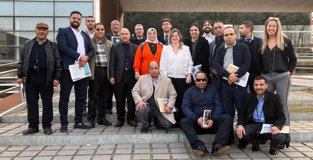 Imatge de la delegació marroquina amb la presidenta de Dipsalut, al centre de la imatge, als exteriors del Parc Científic de Girona aquest 21 de febrer de 2023