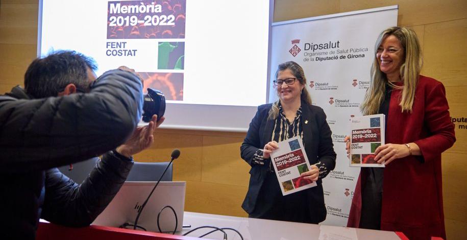 La presidenta i la gerent de Dipsalut en la roda de premsa de presentació de la Memòria, celebrada aquest 3 de març a la Diputació de Girona. Autoria: E.Kelele/Ddgi