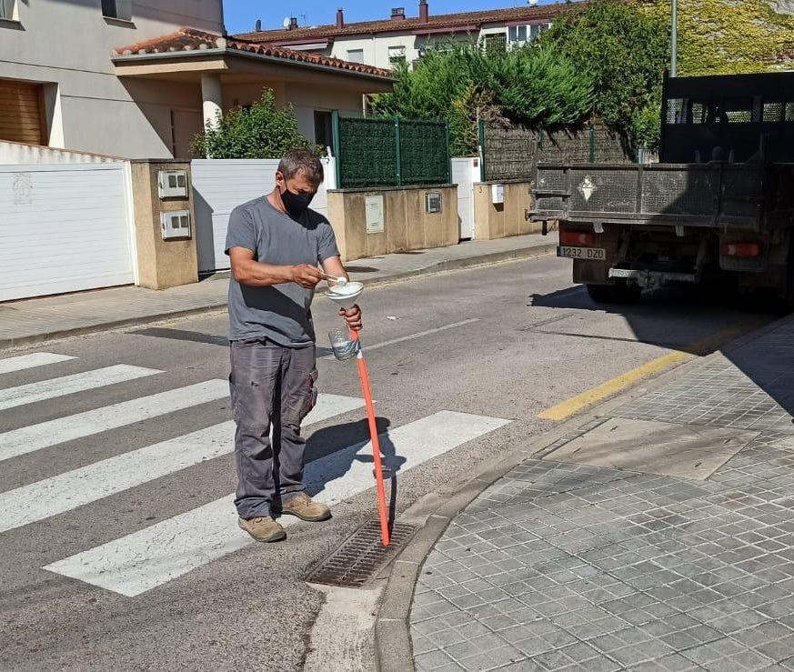 Fotografia d'aplicació de biocida a un embornal el passat 21 d'agost. Font i autoria: Ajuntament de Cornellà del Terri