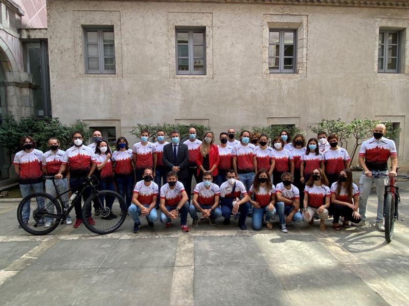 Fotografia dels participants a les curses, i de les persones de suport, amb el president de la Diputació de Girona