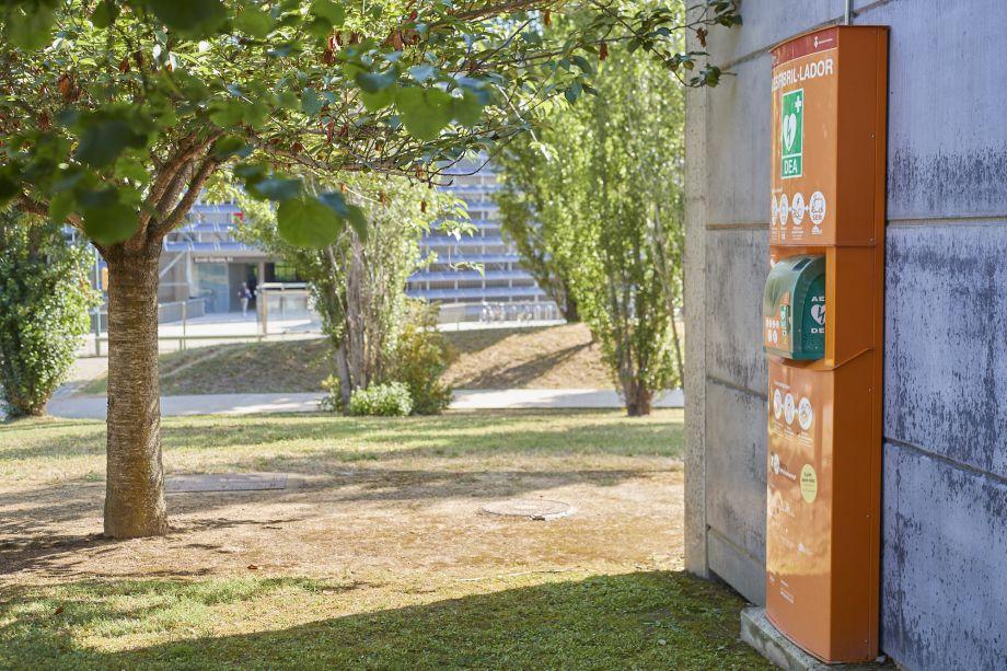 Fotografia del desfibril·lador implantat al Parc Científic i Tecnològic de Girona