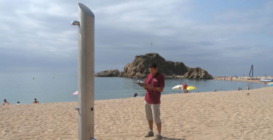 TOTS ELS MUNICIPIS QUE GESTIONEN PLATGES DE LA DEMARCACIÓ DE GIRONA TANCARAN LES DUTXES AQUEST ESTIU PER ESTALVIAR AIGUA