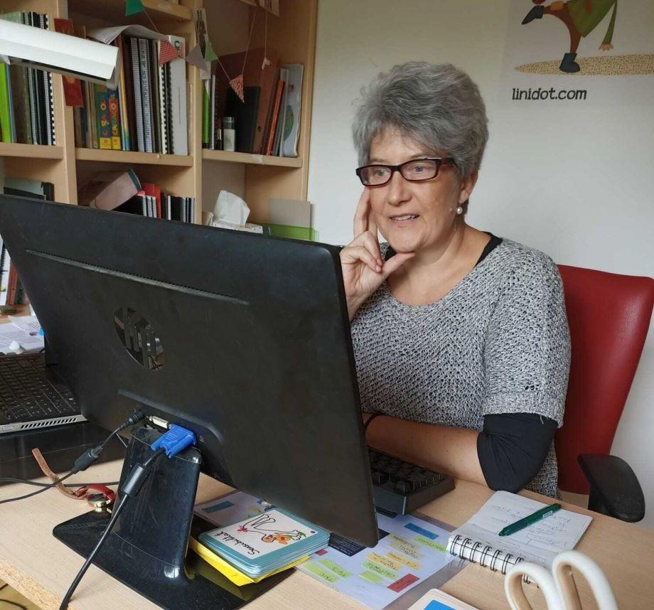 Una de les formadores, en la primera sessió de suport a famílies per la crisi de la Covid-19. Autoria: M.Helena Tolosa/Dipsalut