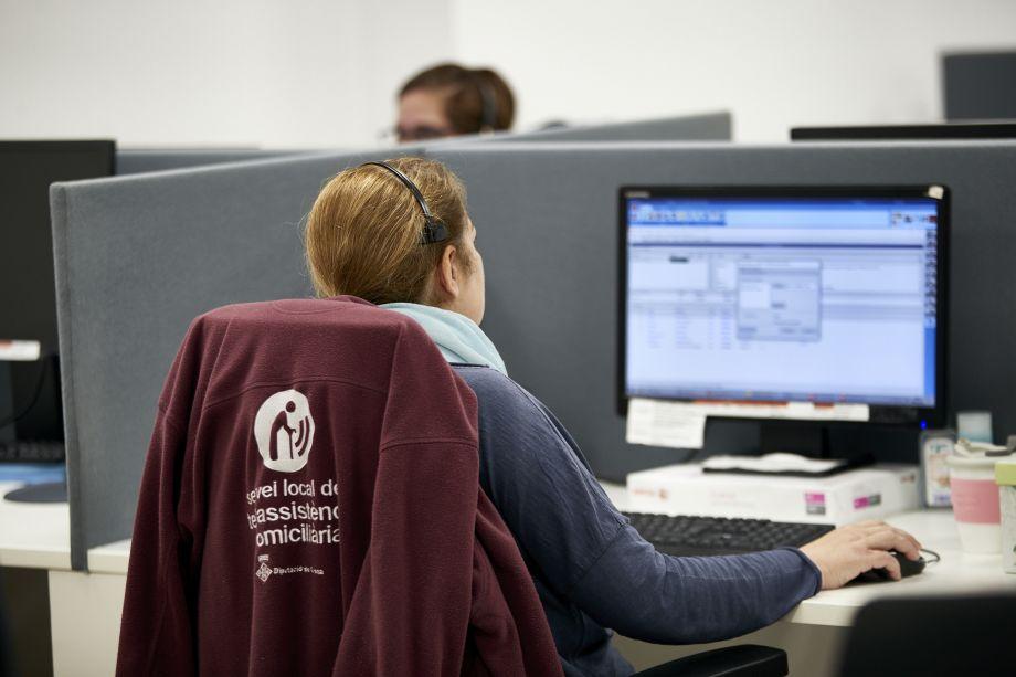 Imatge d'una de les teleoperadores al Centre d'Atenció del Servei. Autoria: E.Kelele/Dipsalut