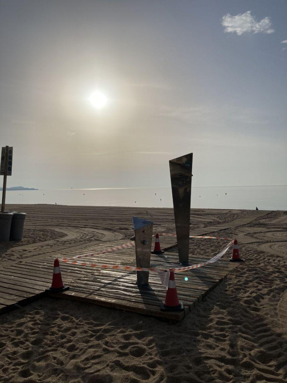 Imatge de les actuacions de desinfecció de dutxes i rentapeus del programa de salubritat de platges. Municipi: Platja d'Aro