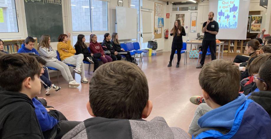 Un instant del taller teatral "Qui té a qui", un dels recursos que el "Sigues tu" ofereix als centre educatius per promoure l'ús saludables dels entorns digitals. IES Vidreres, gener de 2023