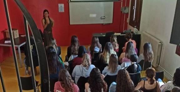 La tècnica responsable del Servei de Suport Psicològic en Situacions de Crisi al Municipi de Dipsalut , Gemma Brunet, fent la formació a l'alumnat del Cicle Superior d'Educació Infantil de l'INS Montilivi