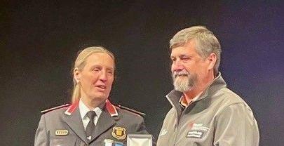 Jordi Frau, coordinador de l'Equip de Psicologia de Dipsalut, rep la medalla de mans de la comissària Sílvia Catà, cap de la regió policial de Girona