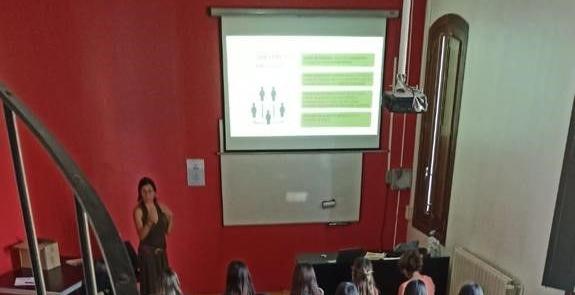 La tècnica responsable del Servei de Suport Psicològic en Situacions de Crisi al Municipi de Dipsalut , Gemma Brunet, fent la formació a l'alumnat del Cicle Superior d'Educació Infantil de l'INS Montilivi