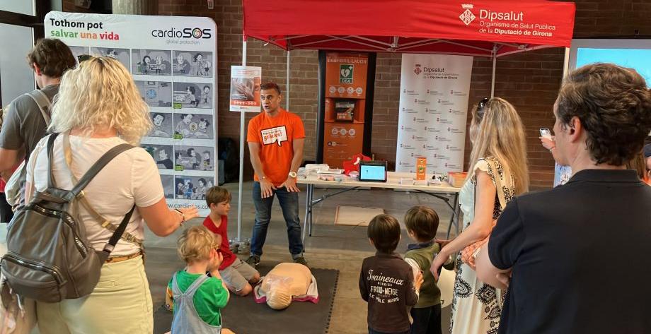 Foto del taller per a utilitzar els desfibril·ladors al Festivalot 2023