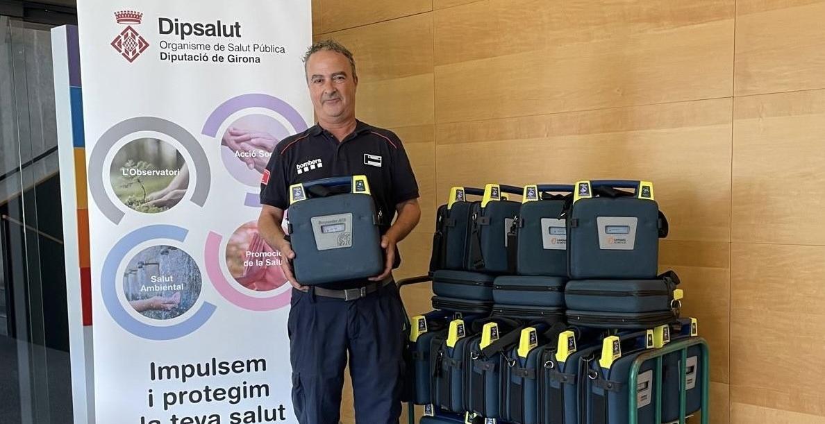 El cap de bombers de Girona recull els DEA mòbils a Dipsalut